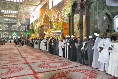 وفود 30 دولة  عربية واجنية يقرؤون نشيد الولاء للامام الحسين  داخل الصحن الشريف (مصور)