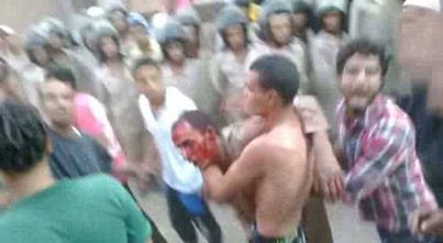 صورة تظهر احد رفاق الشيخ حسن شحاته وهو يقتل امام الجيش المصري