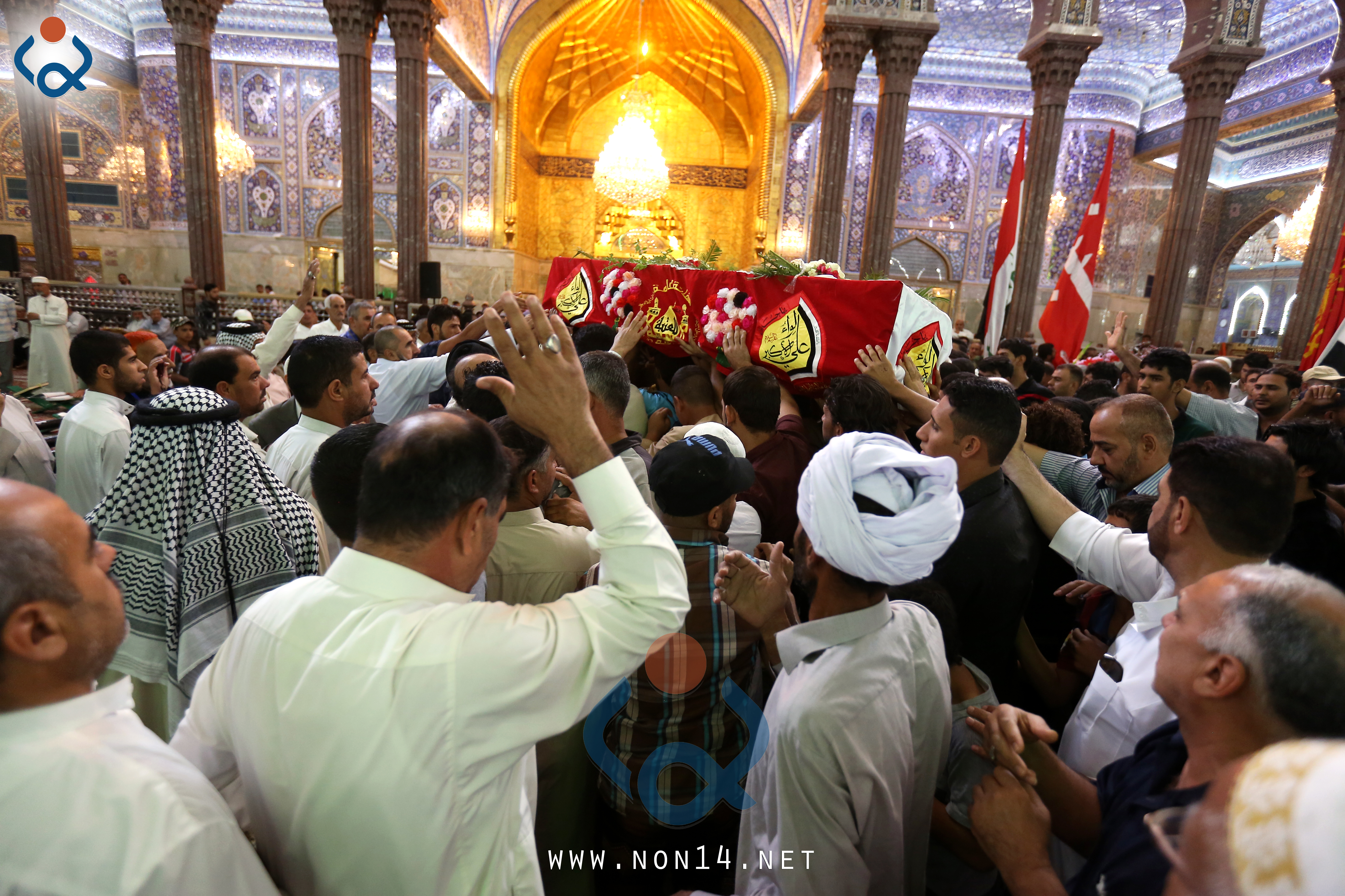 بالصور: جماهير كربلاء تشيّع احد ابطال لواء علي الاكبر في الصحن الحسيني الشريف