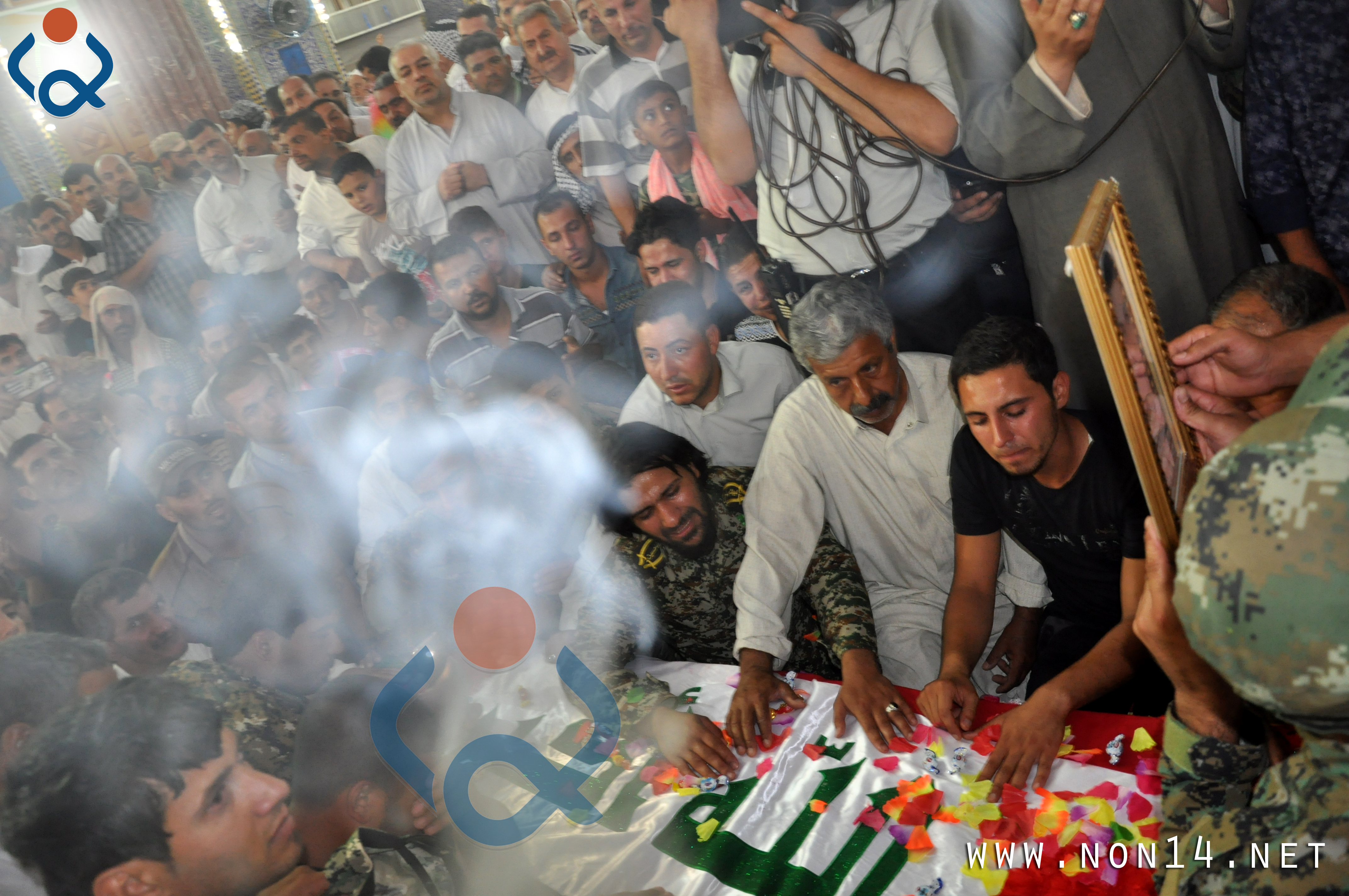 بالصور: تشييع احد ابطال لواء علي الاكبر وسط حضور جماهيري كبير لاهالي كربلاء