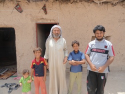 عائلة متعففة في واسط تسكن في بيت سقفه من الحديد المغلون (الجينكو) تناشد برفع الحيف عنها +صوره