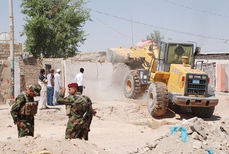 بلدية كربلاء تزيل تجاوزات عرقلت مشاريعها (مصور)