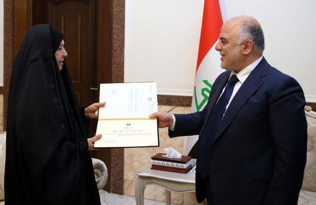 العبادي يمنح "أم قصي" وسام الوطن ويوجه بتأديتها الحج على نفقة الدولة