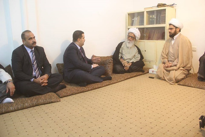 وزير العمل يزور المرجع الديني الشيخ بشير النجفي ويطلعه على الية تنفيذ قانون الحماية الجديد