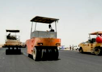 وزير الإعمار :انجاز 55% من مشروع طريق الزائرين بين النجف وكربلاء