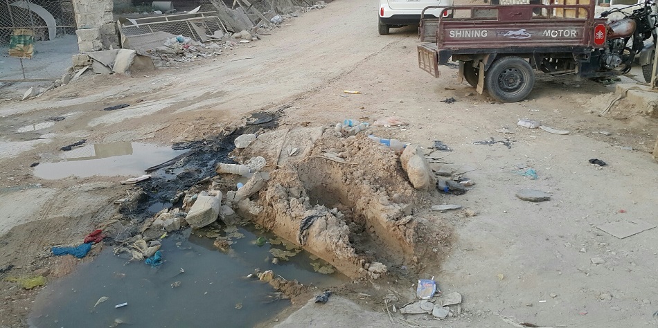 مشروع لم ينجز منذ عام تحول الى حفر ومياه آسنة في كربلاء+صورة