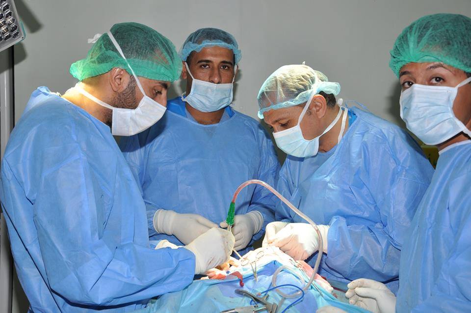 طاقم طبي في كربلاء ينجح في إجراء عملية جراحية لطفل  يعاني من تشوه خلقي في الدماغ+صور