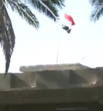 شاهد بالفيديو :كيف تمت عملية رفع العلم العراقي وانزال راية قوى الارهاب الداعشية