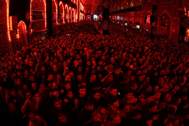 بالفيديو :الحرم الحسيني في كربلاء واشعال الاضوية الحمراء واستبدال الراية الحمراء الى السوداء
