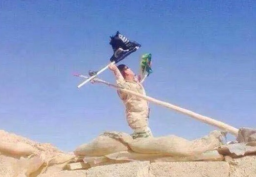 بالفيديو :رجال العراق الابطال في معارك جرف الصخر ومقاتل يخاطر بنفسه لانقاذ زميله