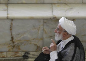 رجل دين إيراني بارز يدعو آل سعود لترك الحكم