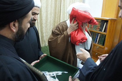 العتبة الحسينية تسلم راية الامام الحسين (عليه السلام) للمرجع الفياض (مصور)