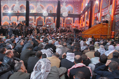 زوار عاشوراء يستمعون للمقتل الحسيني من الصحن الشريف (مصور)