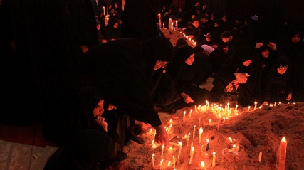 مسيرة الشموع تجوب كربلاء ومرقدي الامامين الحسين واخيه العباس عليهما السلام