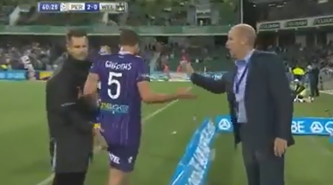 بالفيديو: أسرع وأغرب حالة طرد في كرة القدم..!