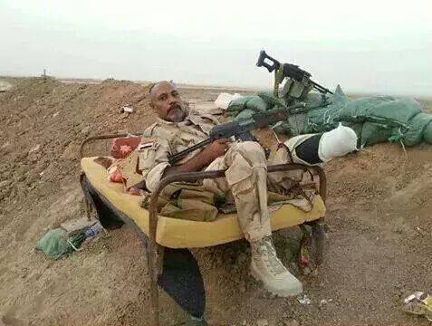 بالصورة:عراقي على الساتر يقاتل مجرمي داعش رغم اعاقته بالمعركة