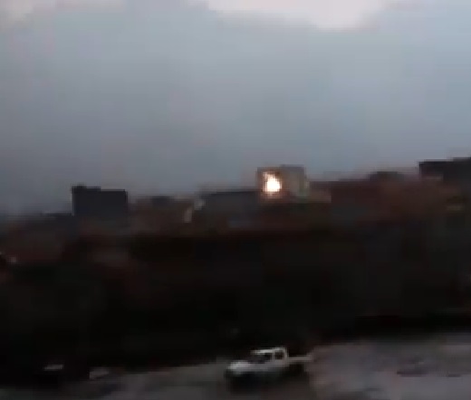 بالفيديو : شاهد لحظة مروعة لصاعقة تضرب منزل في السعودية