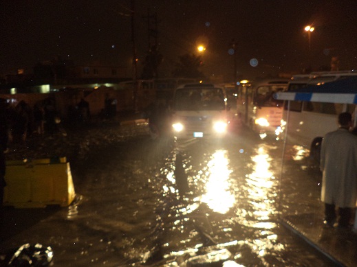 مجاري كربلاء تفشل في استيعاب مياه الامطار والطرق الرئيسة تغرق والزائرون مستمرون بالسير نحو المدينة(مصور)