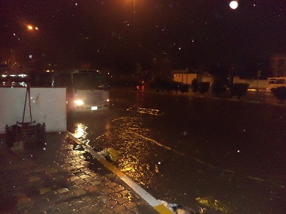 هطول امطار غزيرة في كربلاء والحكومة المحلية توزع اكياس مطرية على الزوار لحمايتهم من الامطار