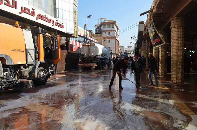 بالصور .. مديرية بلدية النجف تباشر اعمال نظافة وغسل الشوارع المحيطة بمرقد الامام علي (ع)