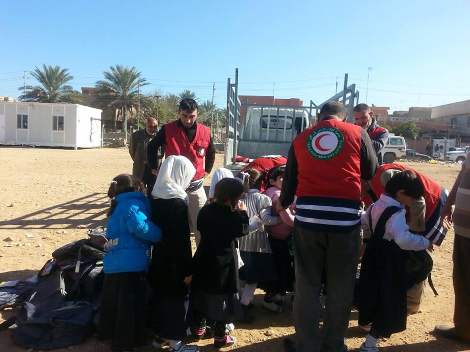 جمعية الهلال الاحمر العراقي توزع ( 500 ) حقيبة مدرسية على التلاميذ النازحين