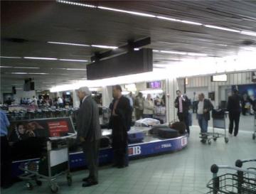 العثور على قنبلة غازية في مطار القاهرة داخل طائرة ليبية