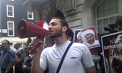 الجالية البحرينية تعتصم أمام سفارة السعودية بلندن