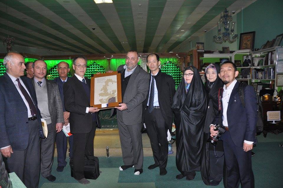 كربلاء:السفير الياباني في العتبة الحسينية وهدية من متحفها اليه (مصور)