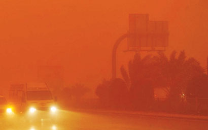 عاصفة رملية تضرب العاصمة السعودية وتحول نهارها ليلاً