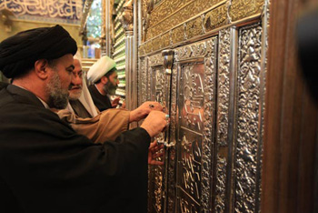 الحيدري يطلع ميدانيا على مشاريع العتبة العباسية ويتشرف بفتح الشباك المطهر لمرقد ابي الفضل العباس (مصور)