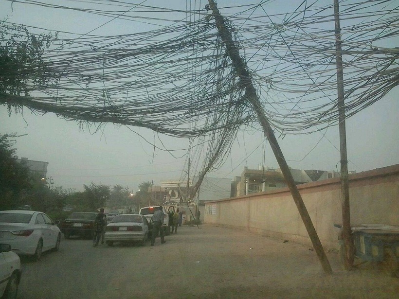 عمود كهرباء آيل للسقوط قرب مدرسة ابتدائية قريب عن بيت احد المسؤولين في كربلاء يثير مخاوف المارة +صورة