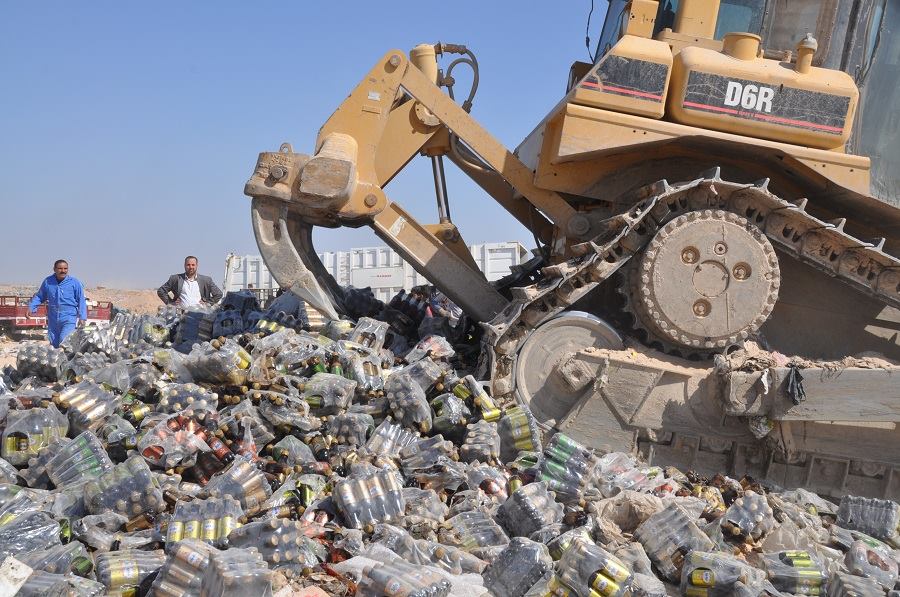 بالصور:صحة كربلاء تتلف اطنان من شراب الشعير (ايراني المنشأ)