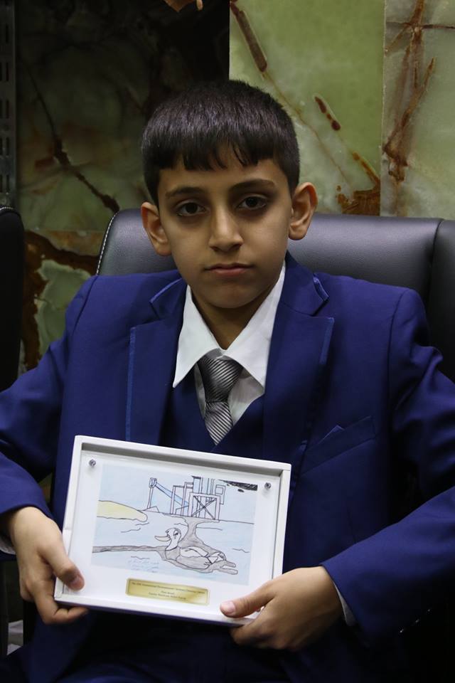 العتبة الحسينية المقدسة تكرم الطفل العراقي  الفائز في المسابقة الدولية عن التلوث في اليابان+صور