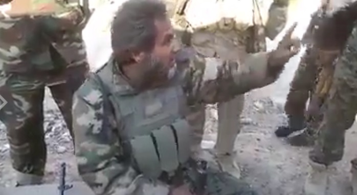 بالفيديو:احد ابطال الحشد الشعبي في جبال مكحول يباغت الدواعش ويقتل خمسه مع اميرهم