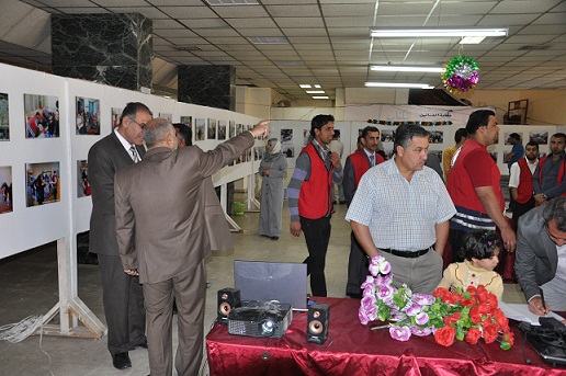 جمعية الهلال الاحمر تقيم معرضا للصور الفوتوغرافية في كربلاء(مصور)