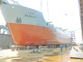 تعويم الحفارة ( البصرة ) بعد إعادة تأهيلها في الكويت