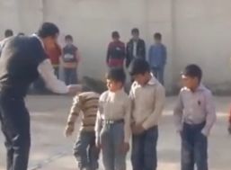 بالفيديو :إعفاء مدير مدرسة بعد ضربه تلاميذه في محافظة ميسان