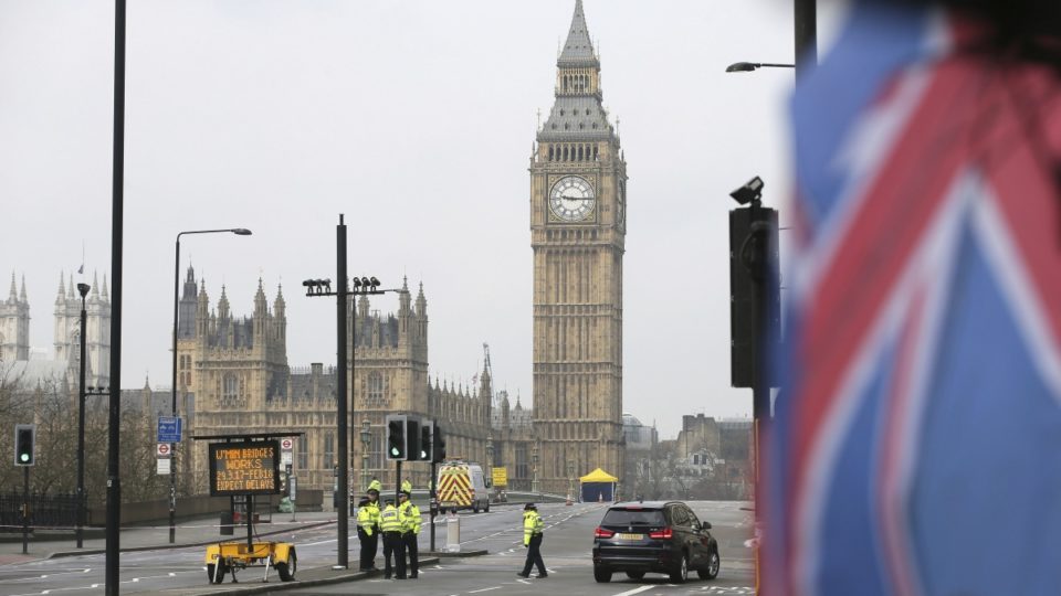 "عبوتان" تغلقان مناطق في لندن