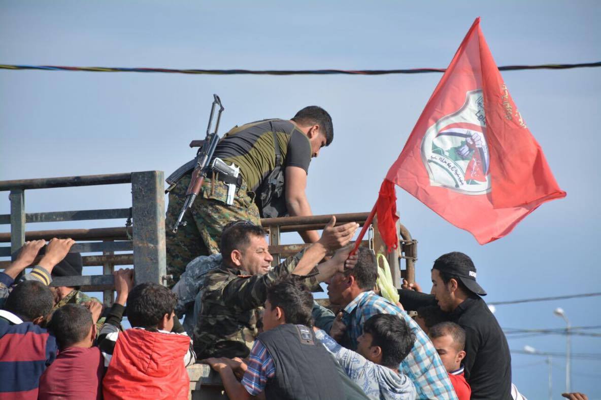 بالصور:لواء الطفوف يوزع مساعدات لوجستية على نازحي حمام العليل جنوب الموصل