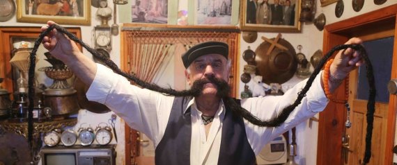 صاحب أطول شارب في العالم لم يحلقه منذ 47 عاماً لهذا السبب.. طوله متران و60 سنتيمتراً‎
