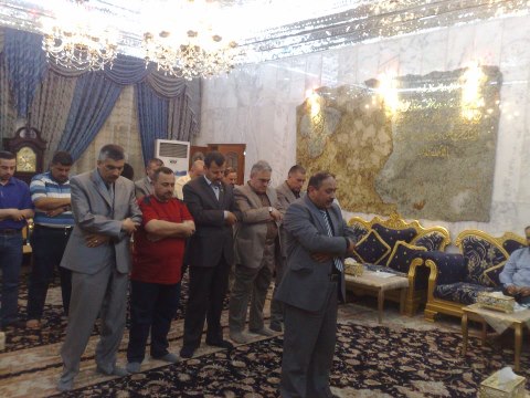 محامو الموصل يؤدون الصلاة جماعة في حرم الامام الحسين +صوره