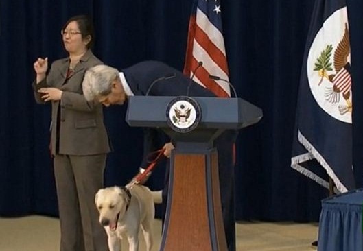 كيري يحضر مؤتمرا صحفيا برفقة كلب!