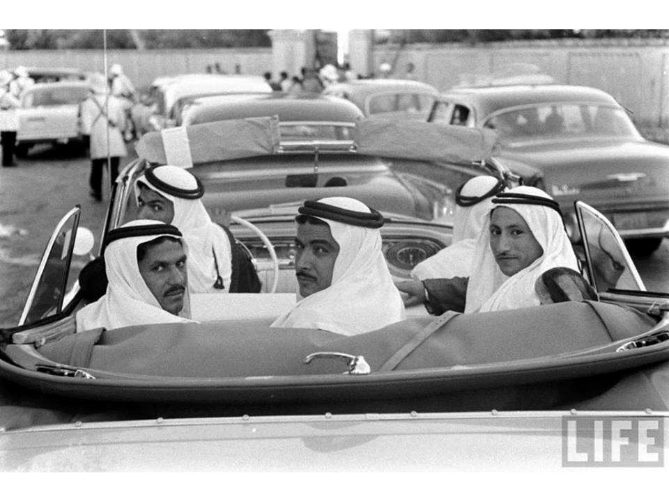 انظروا الى لقطتين ارشفيتين  لافراد من وفد المملكة السعودية أثناء زيارتهم للعراق عام 1957