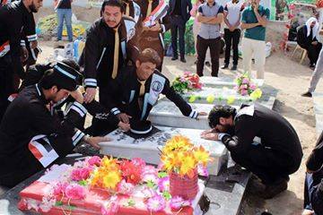 لاول مرة في العراق عدد من طلبة جامعة واسط يقيمون حفل تخرجهم في مقبرة وادي السلام