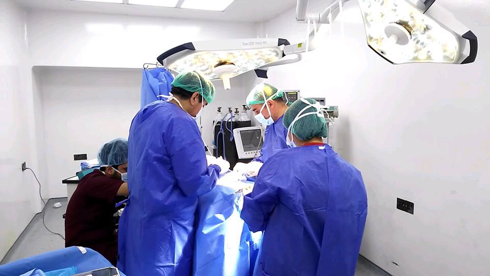 نجاح عملية زراعة صمام ممتد من الدماغ للبطن لطفلة تعاني تلف خلايا الدماغ بمستشفى الجملة العصبية