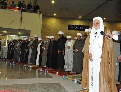 رئيس ديوان الوقف الشيعي يؤم المصلين بصلاة موحدة في مبنى نصب الشهيد بحضور كبار الشخصيات