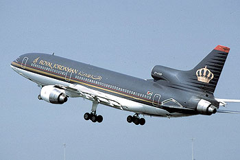 امراة عراقية تغلق احد شوارع عمان احتجاجا على "الملكية الأردنية" لرفضها الحجز لها