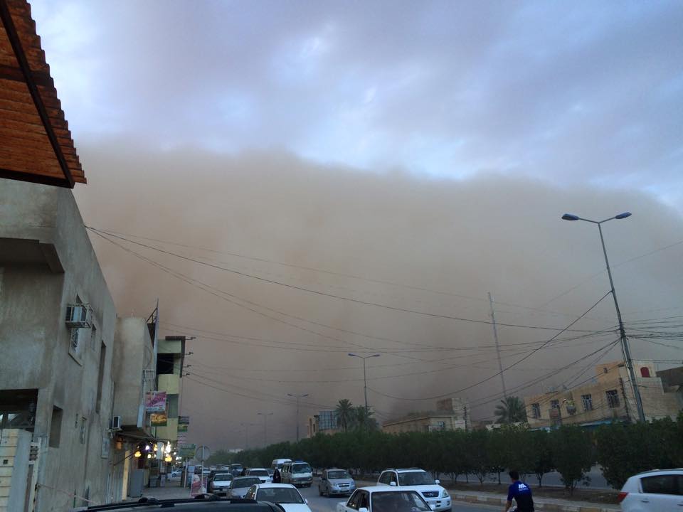 عاصفة ترابية تضرب مدينة كربلاء وعشرات حالات الاختناق يتم نقلها الى مستشفى الحسين العام (مصور)