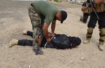الحشد الشعبي يأسر داعشي عربي الجنسية شمالي الفلوجة