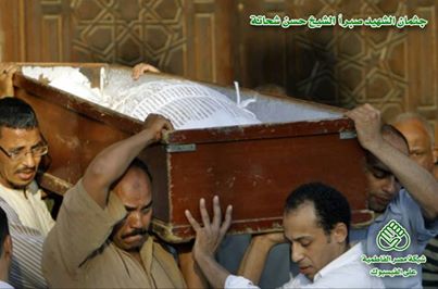 صورة لتشييع جثمان الشهيد حسن شحاته وهو ملفوف بكفن من كربلاء